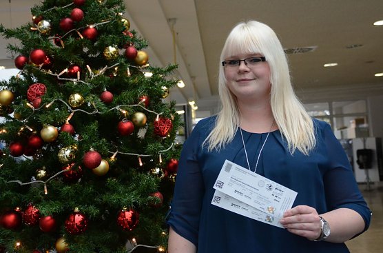 Katrin Fischer präsentiert das Kombiticket für das Sport-Wochenende (Foto: Sandra Arm) Katrin Fischer präsentiert das Kombiticket für das Sport-Wochenende (Foto: Sandra Arm)