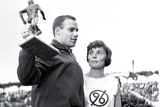 Erika Fisch &uuml;berreicht 1965 den Rudolf-Harbig-Ged&auml;chtnispreis an Manfred Kinder, im Jahr davor hatte sie ihn selbst erhalten. (Foto: DJV Bildportal)