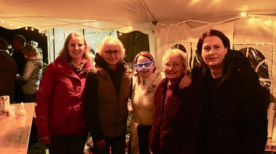 Bettina Hufereuter (rechts) mit ihren Kolleginnen von den Heringer Falken (Foto: Angelo Glashagel)