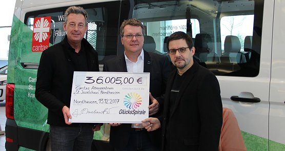 F&ouml;rdermittel &uuml;bergeben (Foto: Caritas)