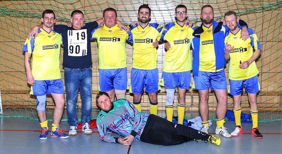 Die Mannschaft von Henningbau beim Fu&szlig;ballturnier (Foto: Ivonne Fritsche-Ulrich)