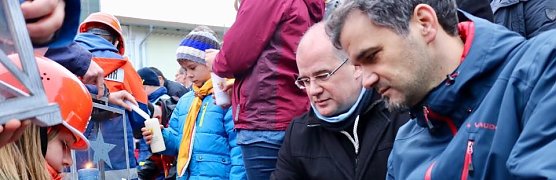 Matthias Jendricke mit Kai Buchmann beim Verteilen des Friedenslichts (Foto: J. Piper)