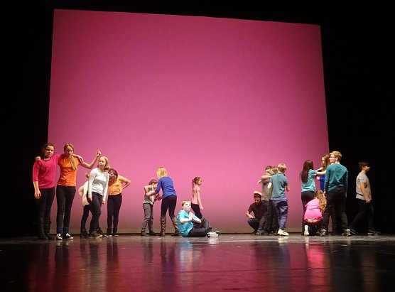 Der Theaterjugendclub junior im St&uuml;ckwerk der vergangenen Spielzeit) (Foto: Tilmann Graner)