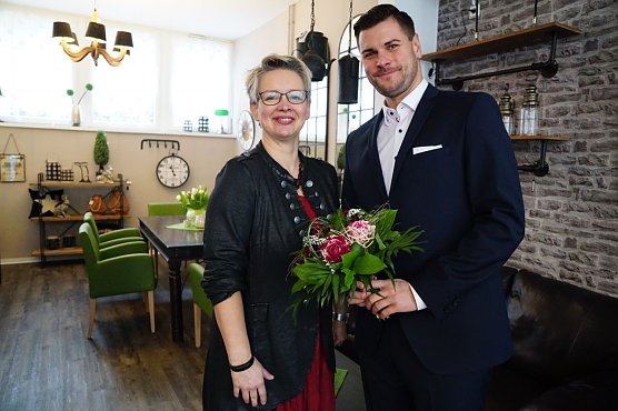 Beate Kubath hat im Januar in der Rautenstra&szlig;e im einstigen Bastelst&uuml;bchen ihren Laden Wohnart er&ouml;ffnet. Pascal Wetzler von der SWG gratulierte (Foto: SWG Nordhausen)