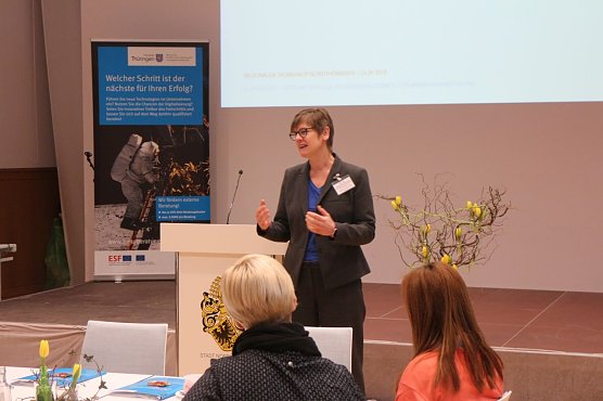 Prof. Dr. Antje-Britta M&ouml;rstedt berichtet von ihren Erkenntnissen aus dem Umgang mit der Generation Z (Foto: Angelo Glashagel)