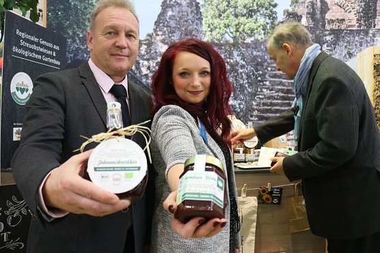Ren&eacute; K&uuml;bler und Sarah Schnause mit Johannisbeerlik&ouml;r und Brombeer-Birne Marmelade (Foto: Angelo Glashagel)