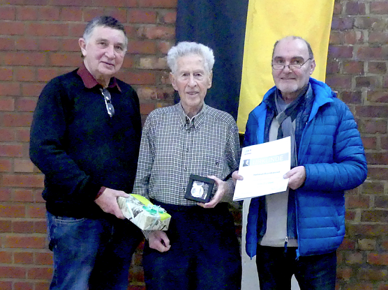 In den R&auml;umen seines letzten Heimatvereins LV Altstadt 98 Nordhausen empfing der mittlerweile 86-j&auml;hrige Helmut Bornkessel die hohe W&uuml;rdigung aus den H&auml;nden von KSB-Pr&auml;sident Klaus Gorges.  (Foto: Kreissportbund Nordhausen)