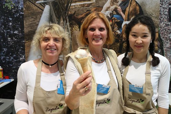 Kerstin Liebig (Mitte) mit ihren Kolleginnen Elke Hoegg und Umut Samarbek (Foto: Angelo Glashagel)