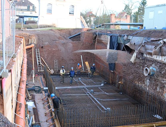 Blick in die riesige Baugrube f&uuml;r das neue Bediengeb&auml;ude. Anfang Februar soll die Bodenplatte gegossen werden. (Foto: Wasserverband Nordhausen)