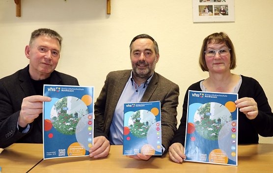VHS-Leiter Gerhard T&ouml;lle sowie die Bereichsleiter Mario Hoche-Arbeiter und Kornelia H&ouml;kelmann stellten das neue Semesterprogramm vor (Foto: Pressestelle Landratsamt Nordhausen)