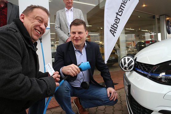 Uwe Richter und Sascha Albertsmeyer: die Fahrzeuge werden schneller da sein als die Infrastruktur (Foto: Angelo Glashagel)