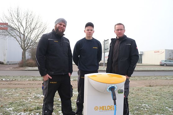 Die Elektroexperten der Firma Heldele haben mehrere Ladestationen in Betrieb genommen: v.l.: Dominique Boenki, Erik Markquardt und Stefan J&ouml;dicke (Foto: Angelo Glashagel)