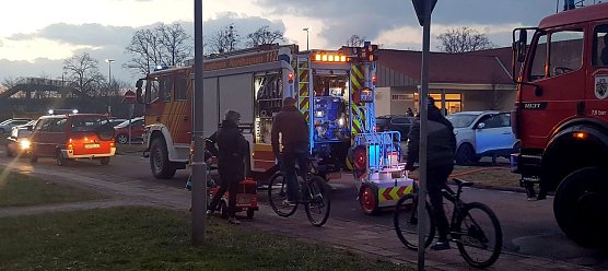 Einsatz auf Aldi-Parkplatz (Foto: nnz)