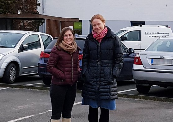 Camila Calder&oacute;n, Absolventin des Studienkollegs Nordhausen, und Simone Manhold, Personalreferentin bei Eaton Germany GmbH (v.l.): Camila arbeitet derzeit als Dolmetscherin f&uuml;r Eaton (Foto: Jacqueline Heidler)