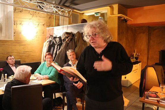 Christoph Nix stellte im Theaterrestaurant Da Capo sein neues Buch vor (Foto: Angelo Glashagel) Christoph Nix stellte im Theaterrestaurant Da Capo sein neues Buch vor (Foto: Angelo Glashagel)