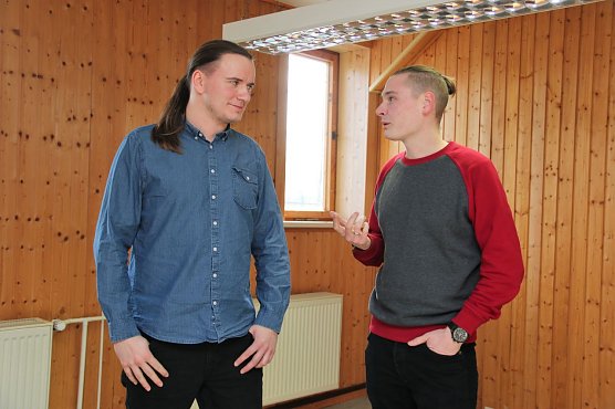 Jugendkoordinator Rico Erben und Stadtmitarbeiter Michael Schminkel in den noch leeren R&auml;umen des Jugendtreffs.  (Foto: Susanne Schedwill)