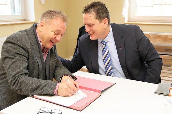Horizont-Gesch&auml;ftsf&uuml;hrer Ren&eacute; K&uuml;bler (links) und Ellrichs B&uuml;rgermeister Matthias Ehrhold unterzeichnen den Kooperationsvertrag. (Foto: Susanne Schedwill)