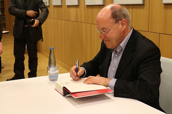"Ein Leben ist nicht genug" - Gregor Gysi in der Nordh&auml;user Stadtbibliothek (Foto: Angelo Glashagel)