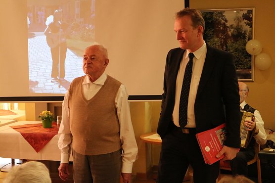 v.l.:Herr W&ouml;hl und Residenzleiter Baumert: weiter bl&uuml;hen und gedeihen (Foto: Angelo Glashagel)