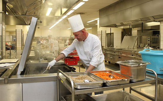 Blick in die K&uuml;che des S&uuml;dharz Klinikums (Foto: SHK)