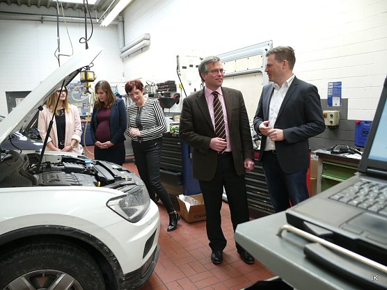 Beim Rundgang (Foto: Ilka Kühn) Beim Rundgang (Foto: Ilka Kühn)