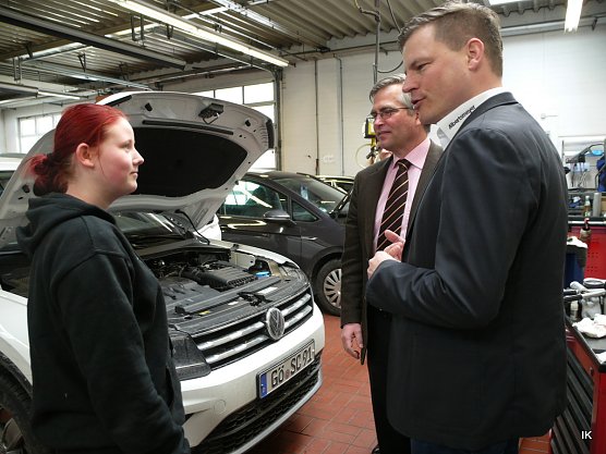 Im Gespräch mit Praktikantin (Foto: Ilka Kühn) Im Gespräch mit Praktikantin (Foto: Ilka Kühn)