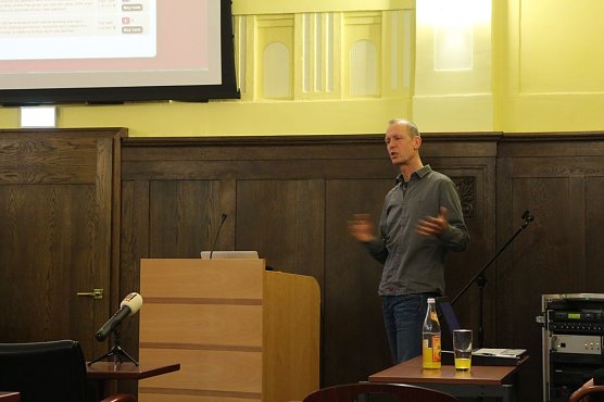 Ingo Weidenkaff f&uuml;hrte in die Tiefen des Internets (Foto: Angelo Glashagel)