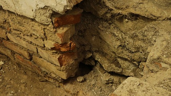 Altes Gem&auml;uer hinter Backstein - Kalksteinm&ouml;rtel und Naturstein (Foto: Angelo Glashagel)
