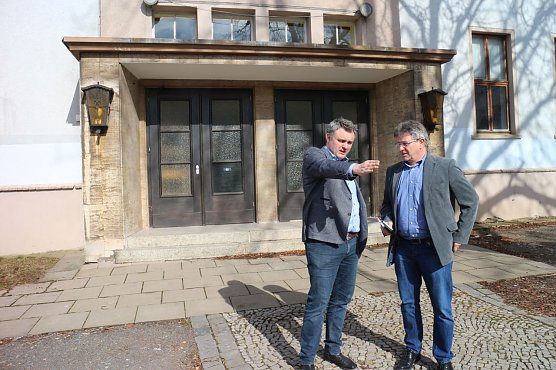 Gunnar Reuter und Volker Vogt vor dem Oberstufengeb&auml;ude (Foto: Angelo Glashagel)
