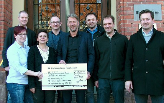 Scheck &uuml;bergeben (Foto: Verein)