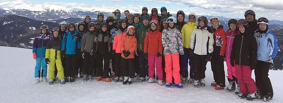 Die Teilnehemer am Skilager bei einer kurzen Verschnaufspause (Foto: privat)