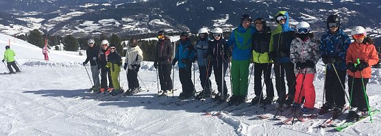 Einige Teilnehmer des Kurses nach dem Ausstieg aus der Zehner-Gondel (Foto: privat)
