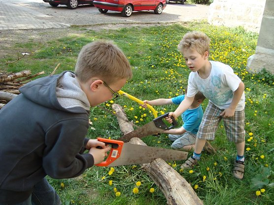 Kinder bereiten Osterfeuer vor (Foto: Frank Tuschy)
