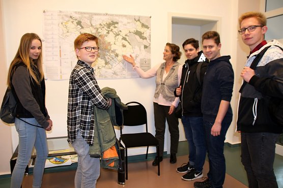 Gef&uuml;hrt wurden die Jugendlichen von Rita Hornkohl (Mitte) und den Ausbildern zum Beispiel ins Amt f&uuml;r Zukunftsfragen und Stadtentwicklung, in den B&uuml;rgerservice und das Standesamt (Foto: Ilona Bergmann, Pressestelle Stadtverwaltung)
