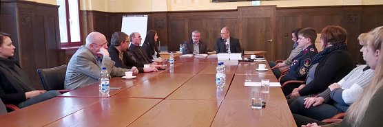 Vertr&auml;ge &uuml;bergeben (Foto: nnz)