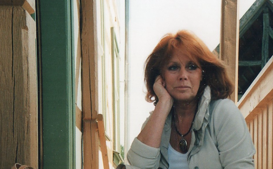 Doris Runge 2006 auf der Treppe des Geburtshauses Sarah Kirschs (Foto: Heidelore Kneffel)