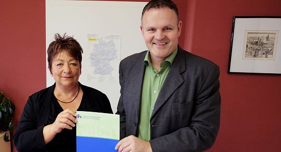 Ernennungsurkunde &uuml;berreicht (Foto: Jaana Kistner HSN)