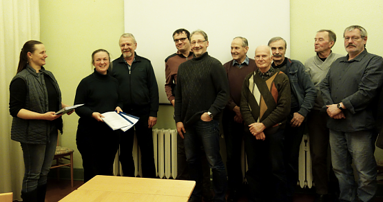 von links Fr. Fritzlar (Vogelschutzwarte TLUG), Fr. Patzelt (LPV), Hr. Wagner, Hr.Dietze, Hr. Schiffler (UNB Landratsamt Nordhausen), Hr. Buchholz, Hr. Claus, Hr. H&ouml;hns, Hr. Scheuer und Hr. H&ouml;pfner (Foto: LPV)