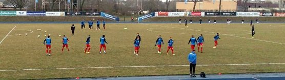 Blick in das Stadion - die Mannschaften beim Aufw&auml;rmen (Foto: Christian Greiner)