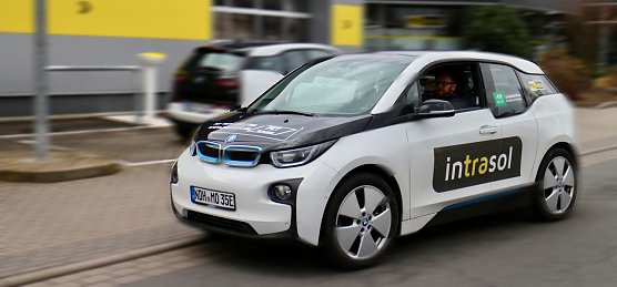 Noch braucht es den menschlichen Fahrer f&uuml;r den Fall der F&auml;lle (Foto: Angelo Glashagel)