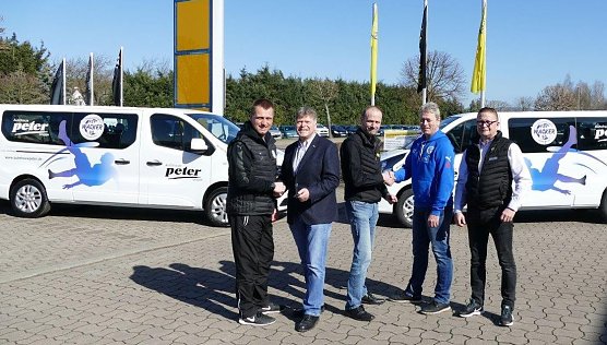 Fahrzeuge &uuml;bergeben (Foto: Fischer/AHP)