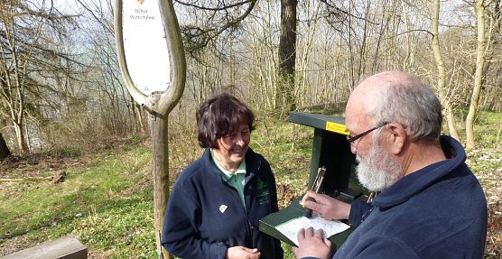 Kaiserin und Kaiser beim Stempeln (Foto: nnz)
