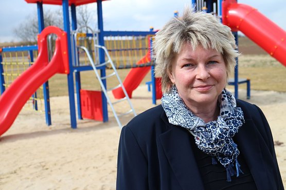 Franka Hitzing auf dem neuen Spielplatz in Friedrichsthal (Foto: Angelo Glashagel)