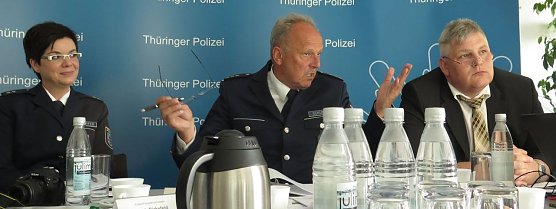 Von links: Pressesprecherin Fr&auml;nze T&ouml;pfer, LPI-Chef Detlev Schum und Detlef Grabs, Kripoleiter (Foto: nnz)