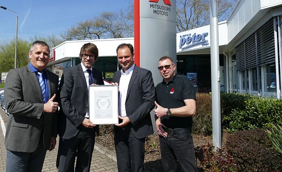 Urkunde &uuml;berreicht (Foto: AHP)