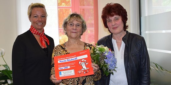 Gewinn &uuml;bergeben (Foto: Kreissparkasse)