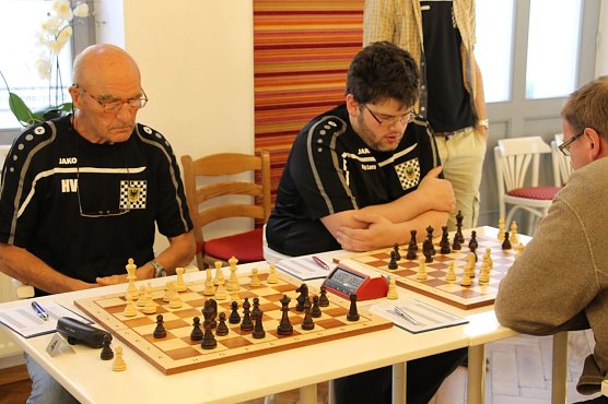 Sieg durch Hartmut Viererbe (links) und Remis durch Lars H&uuml;nemund, dennoch reichte es f&uuml;r Nordhausen nicht zum Gesamtsieg &uuml;ber Dingelst&auml;dt (Foto: Uwe Tittel)