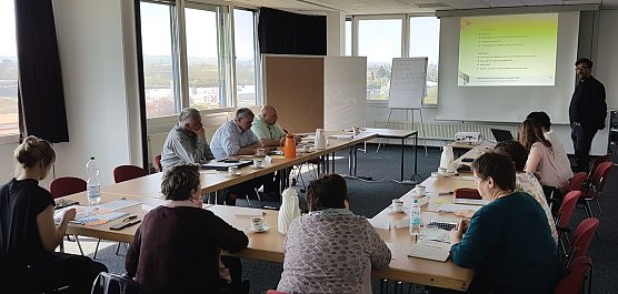 Diskutiert (Foto: J. Piper)