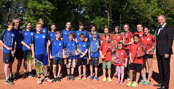 Schicke Trikots &uuml;bergeben (Foto: KSK)