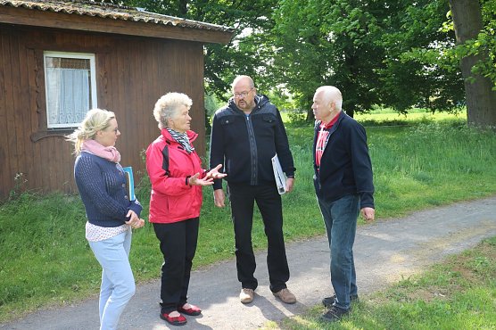 v.l.: Bettina Ehrhardt und Gisela Hartmann von den Gr&uuml;nen, Hans-Joachim Matzelle und G&uuml;nter Knopf von der B&uuml;rgerinitiative (Foto: Angelo Glashagel)